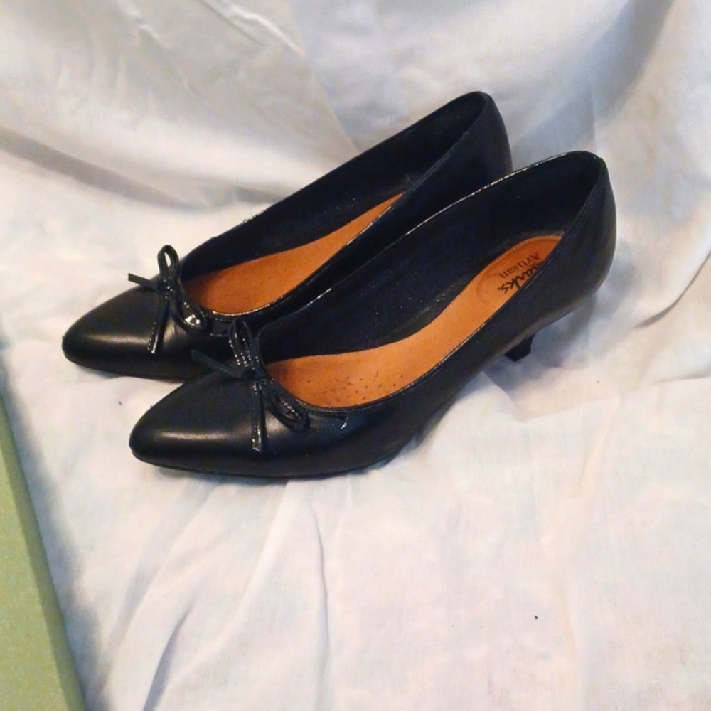 Clark's Black Leather Kitten Heels 7M